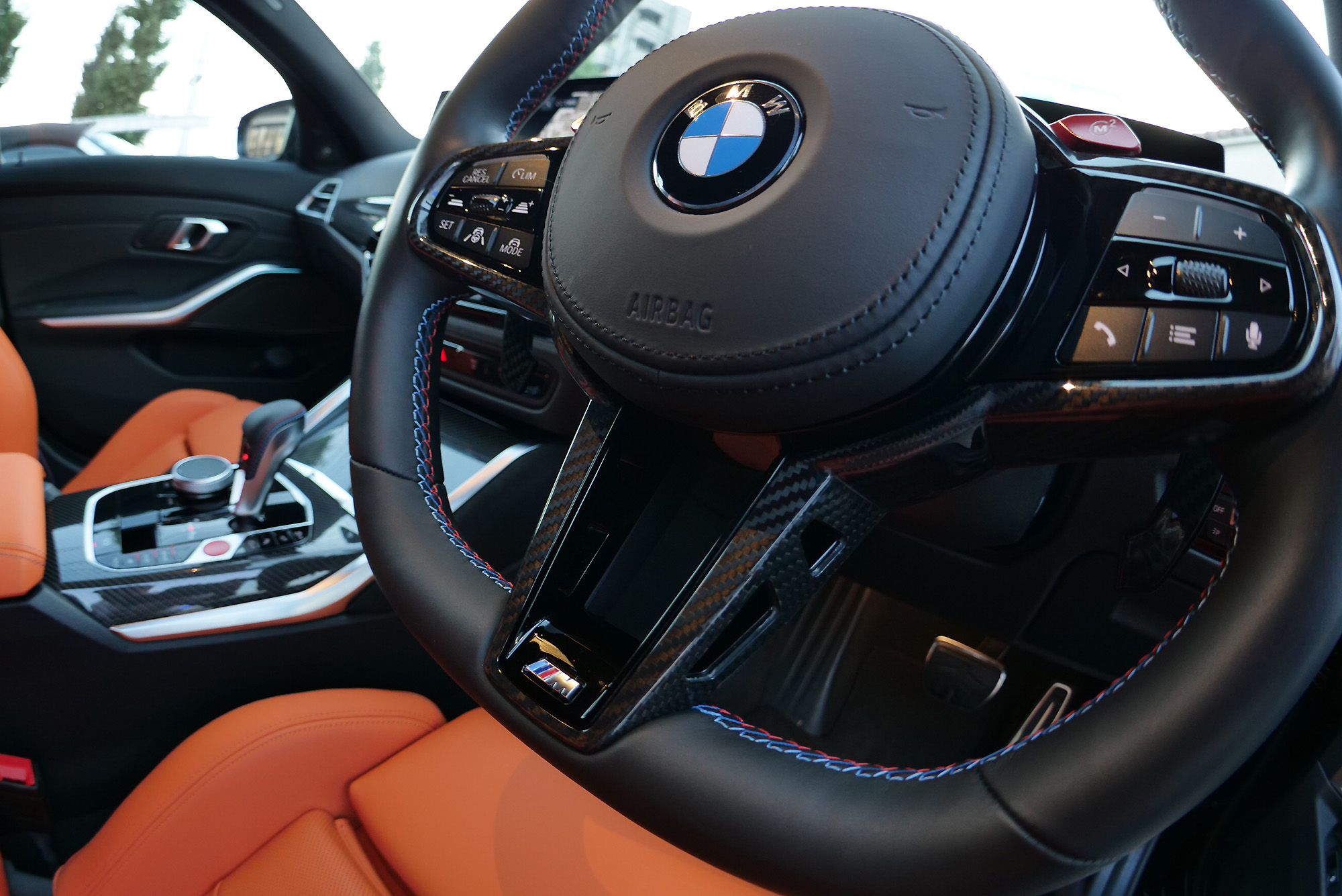 BMW M3 ツーリングのインテリアも断然スポーティーに変身。純正Carbon