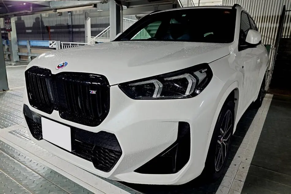 BMW U11 X1 20iへブラックキドニーグリルをM35i用でお取付けしました