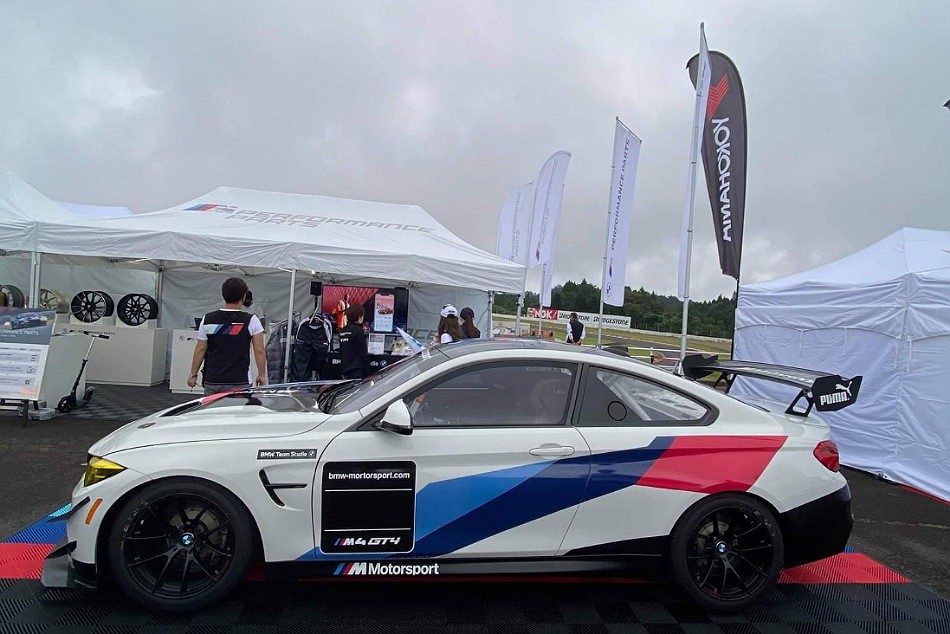 BMW JAPANブースにM4GT4展示中