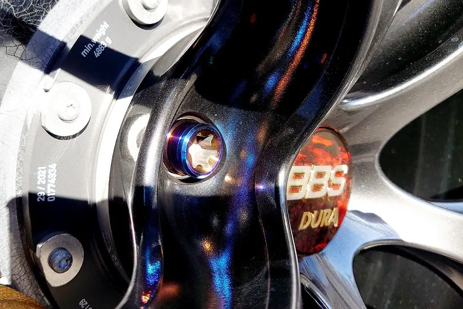 BMW のホイールにつけたらもっとイイ☆バーンブルーなサンダアボルトで 
