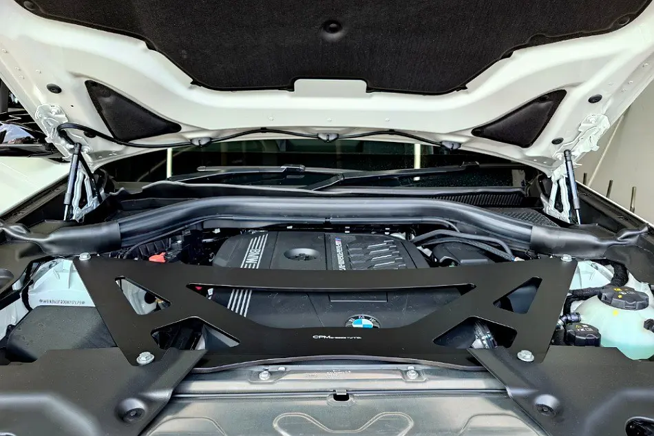 BMW G01 X3 M40iには見映えもマシマシなCPMストラットプレート