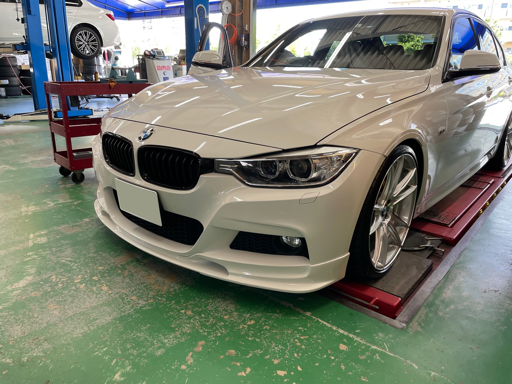 3D Design フロントリップスポイラー！BMW F30との一体感が良いですね