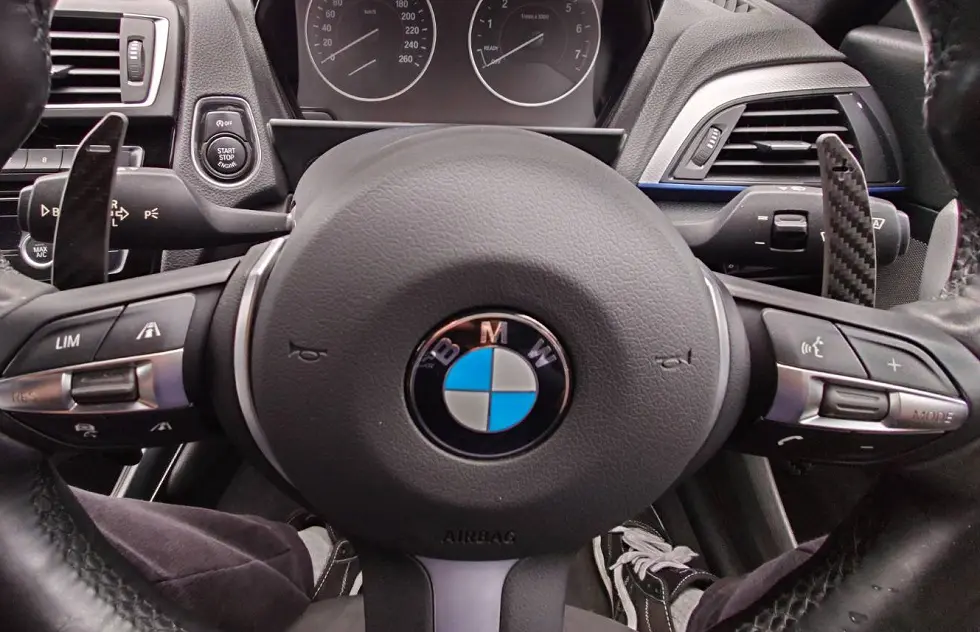 パドルレス仕様のBMW 1シリーズ(F20)にパドル を 後付け パドルレス仕様のBMW 1シリーズ(F20)にパドル を 後付け