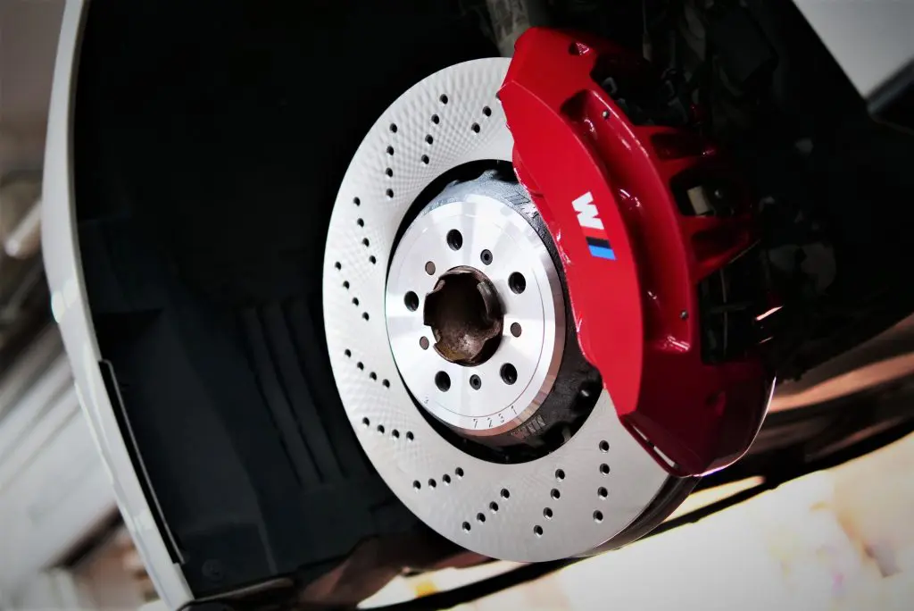BMW F82M4にM PERFORMANCE PARTSのレッドキャリパーでグレードアップっ！ | Studie[スタディ]