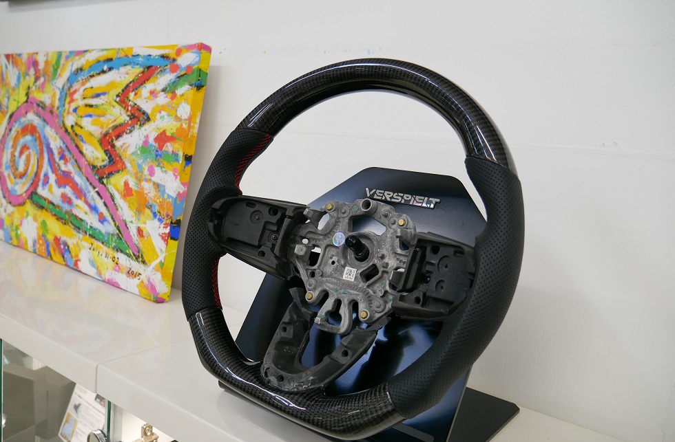発売と同時に人気爆発中の MINI用カスタムステアリング。
