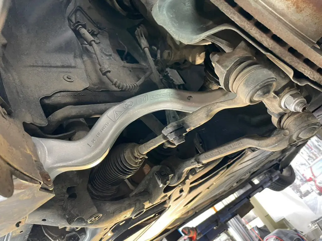 BMWサスペンションの要！フロントテンションストラット（プル