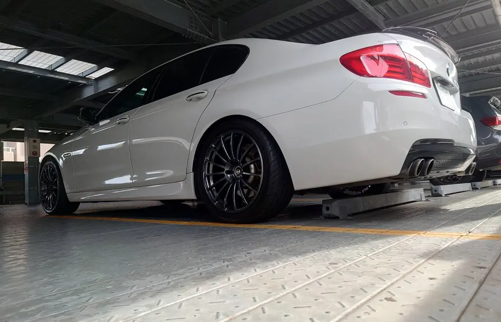 KWと同等の性能のSTサスペンションキットをBMW 5シリーズに