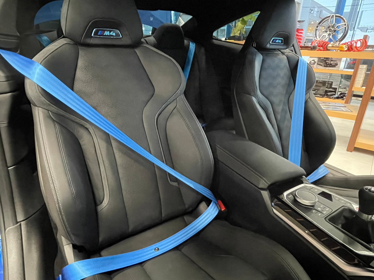 保安基準適合品のNEWING（ニューイング）社製カラーシートベルトで