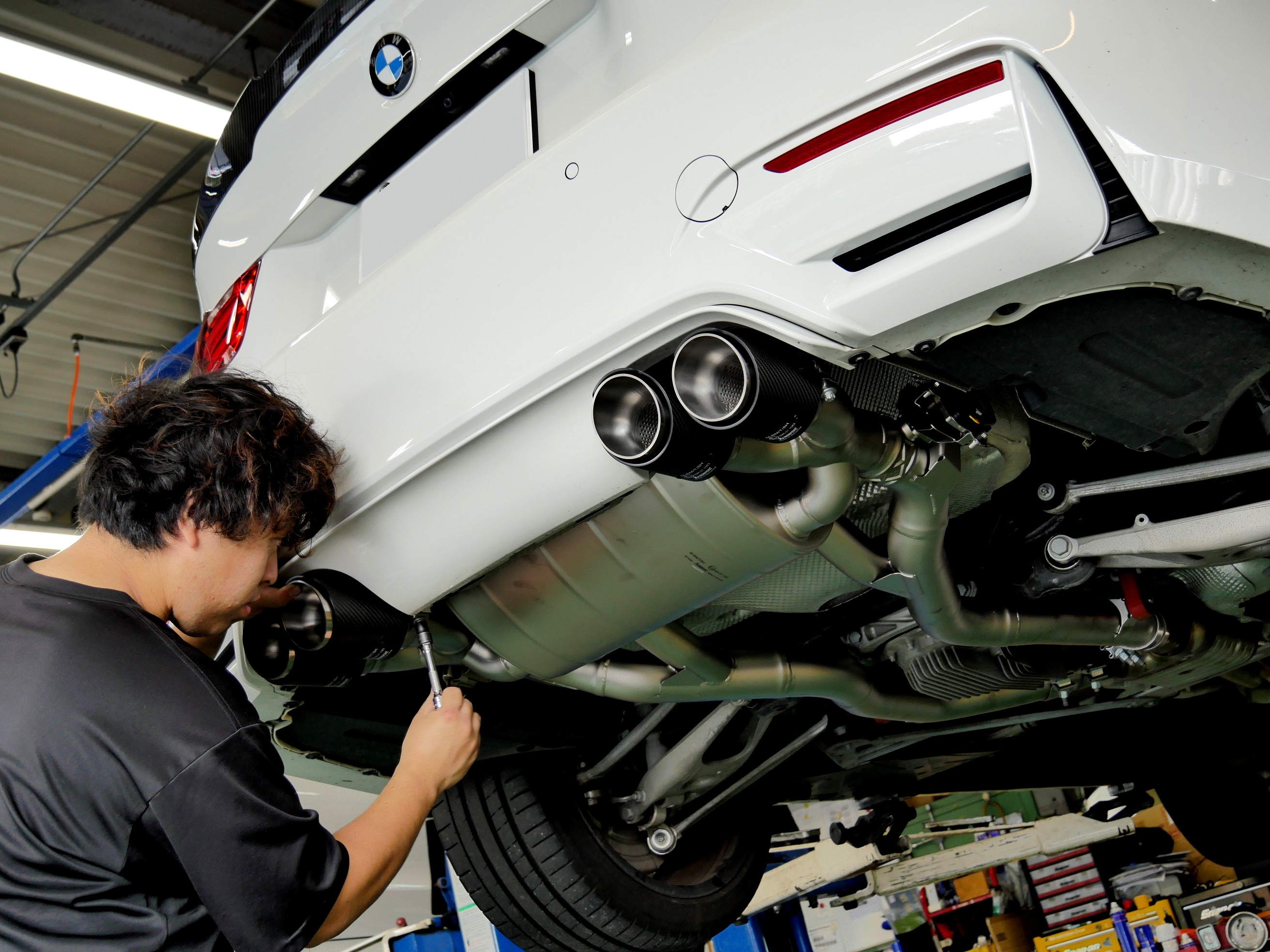 福袋 絶品AKRAPOVIC でBMW M4のS55エンジンが超良音に吠える F82 フード・おやつ
