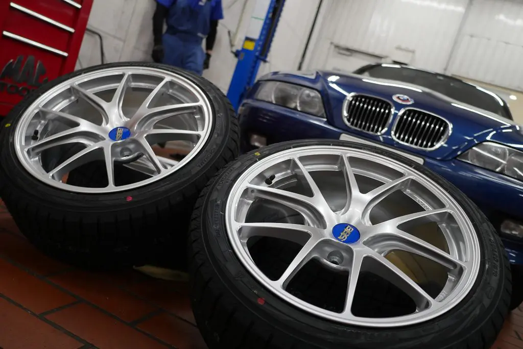 ボディカラーに合わせたBBS青エンブレムも相まってBMW Z3 が