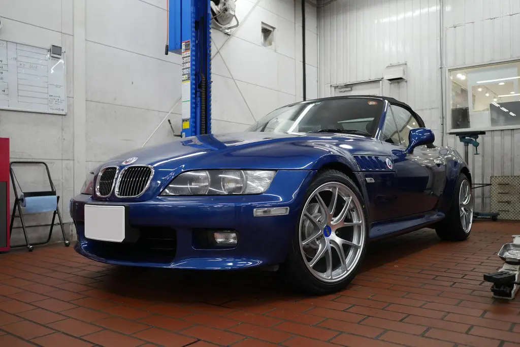 ボディカラーに合わせたBBS青エンブレムも相まってBMW Z3 が