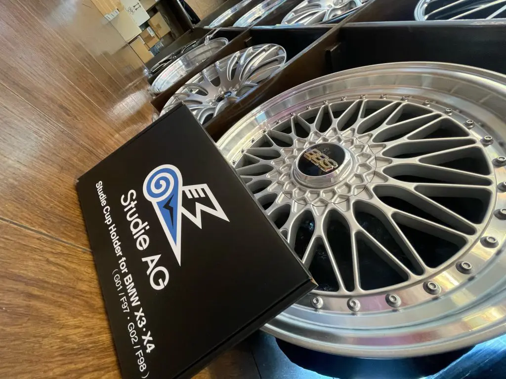 快適なドライブのお供に！！BMW専用設計なカップホルダーを