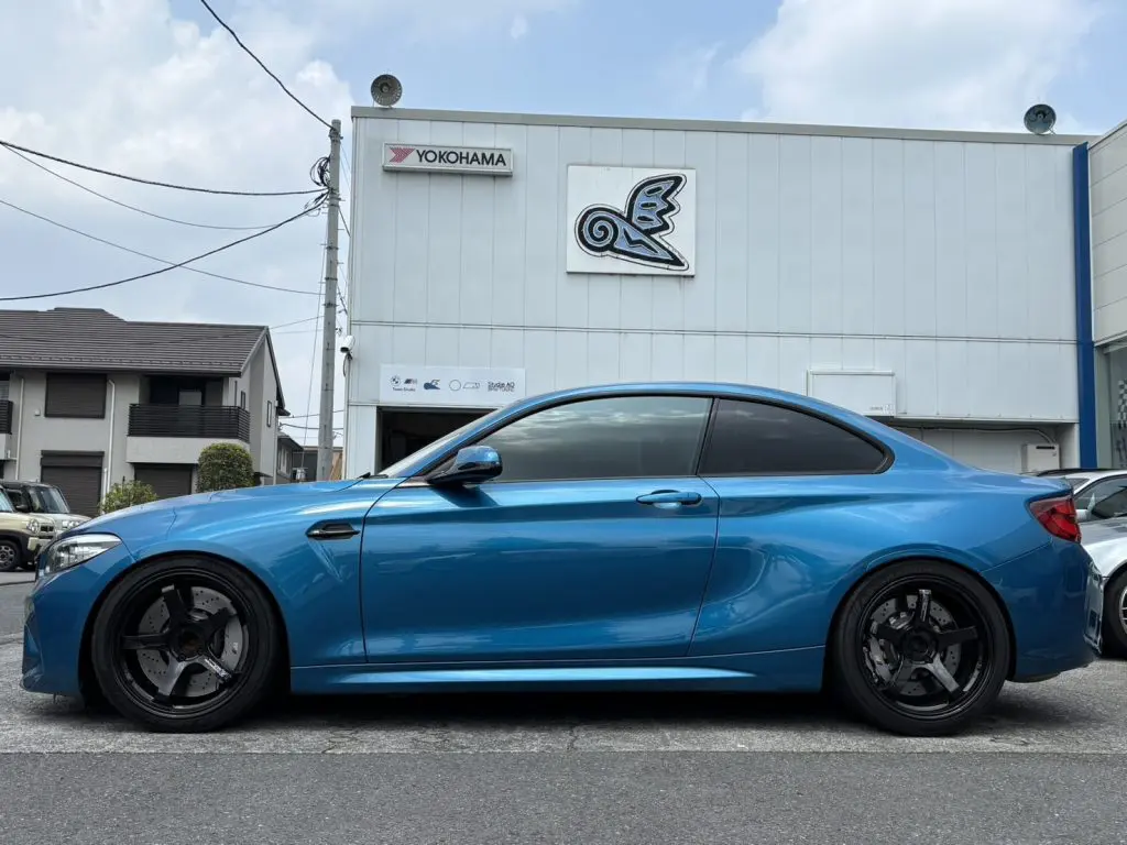 映えるロングビーチブルー！BMW F87 M2CにSR4パッド ＆ 駆動系フル