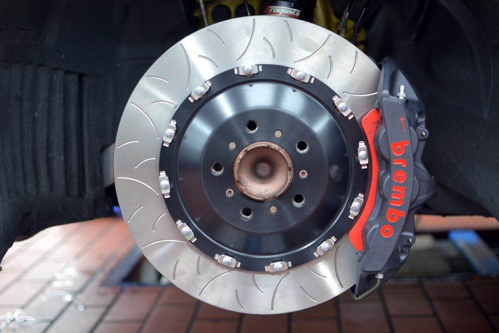 圧倒的な制動力はこのBremboで!