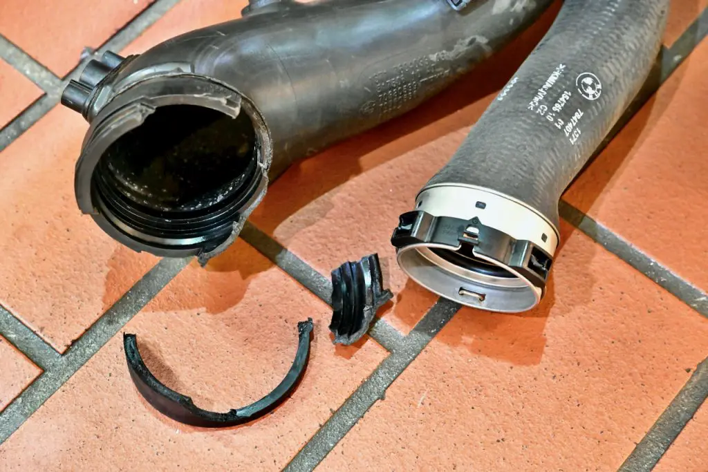 BMW純正パーツでも弱い部分があるって事ですねー(＾0＾; | Studie