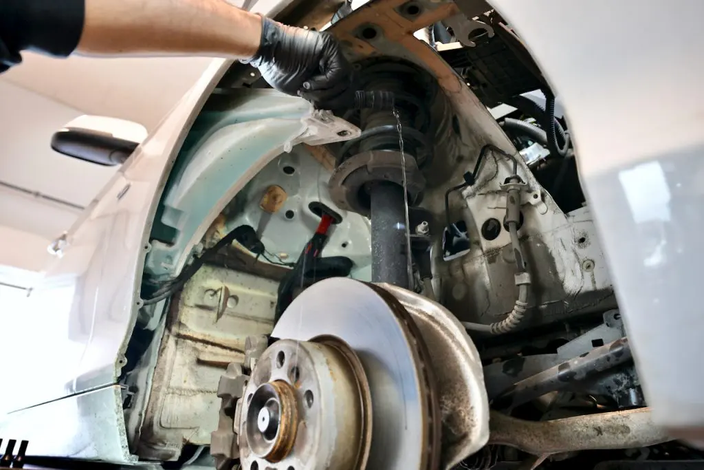 BMWのウォッシャータンクってこんなところに入ってます(＾0