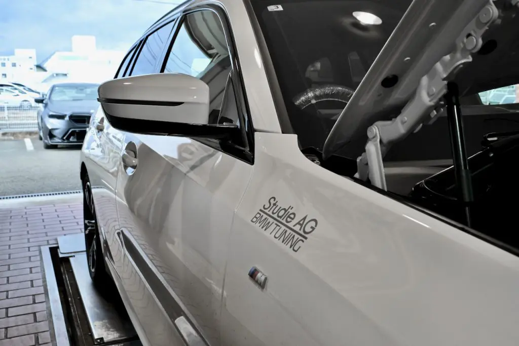BMW純正部品を使うのにとびきりリーズナブルっ♪ それでいて見た目激変