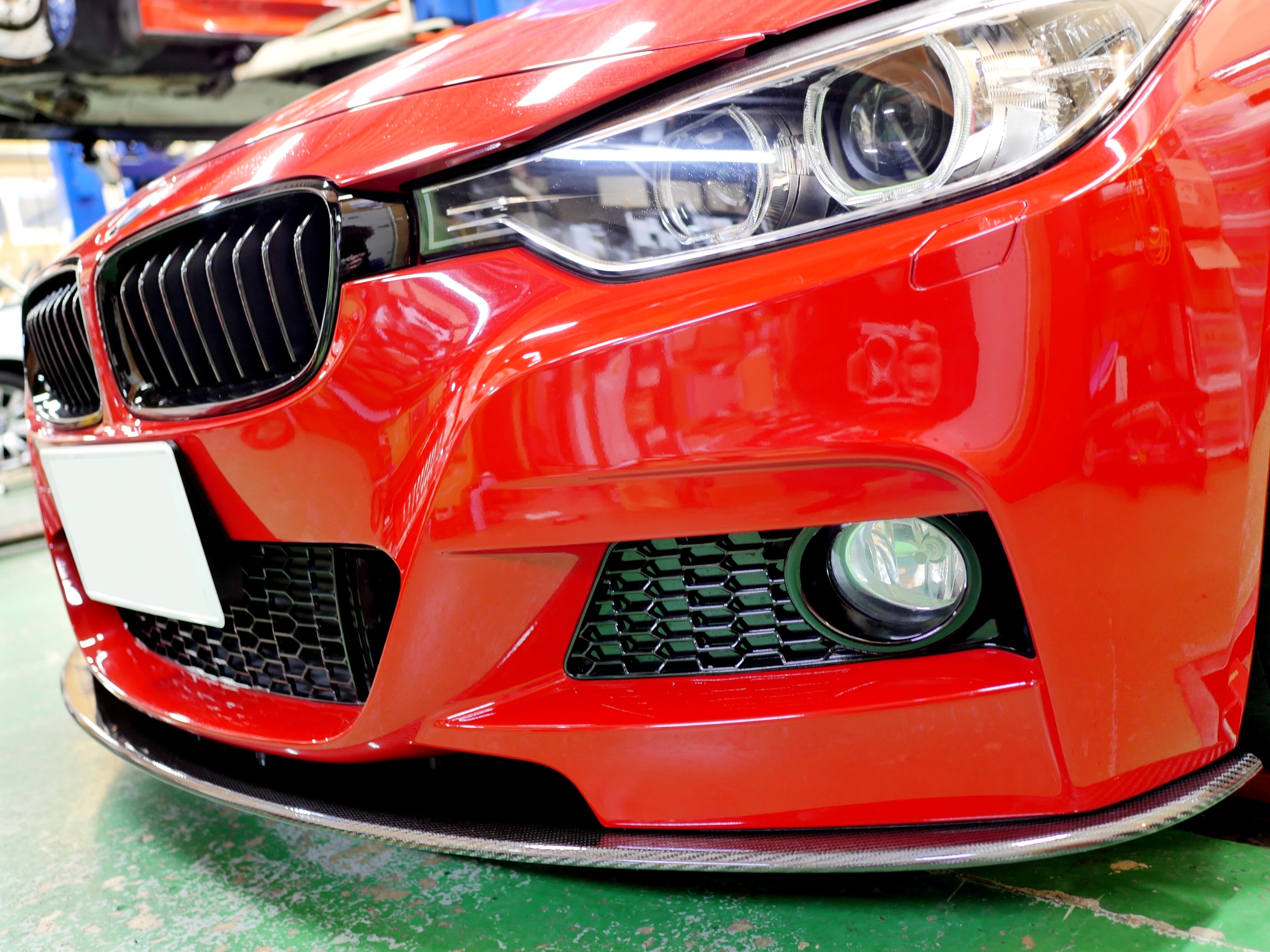 メルボルンレッドのBMW F30 MスポーツにStompin