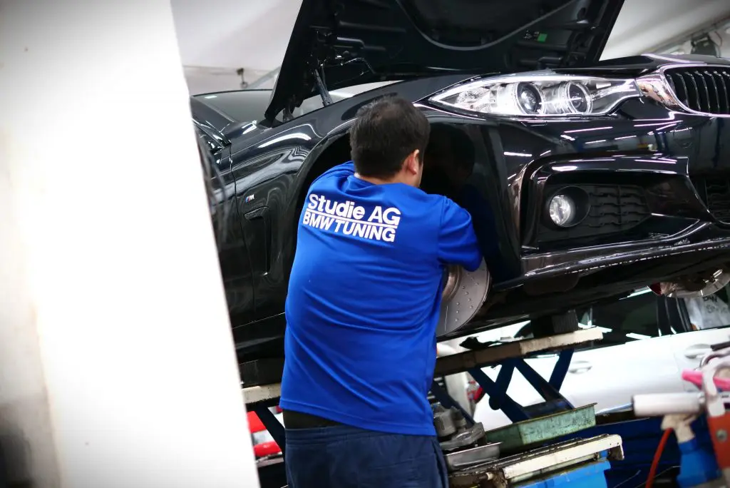 安心のBMW 純正！真っ赤なM PERFORMANCEブレーキKITをF32/4シリーズに