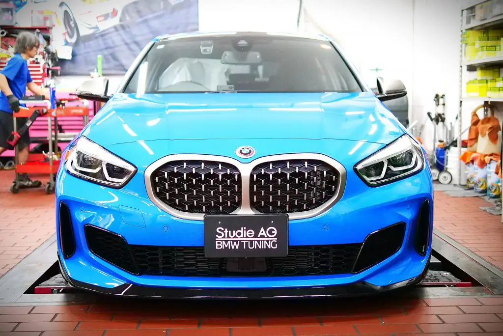 BMW F40 M135iのキドニーグリルをひとひねりカスタム！ | Studie