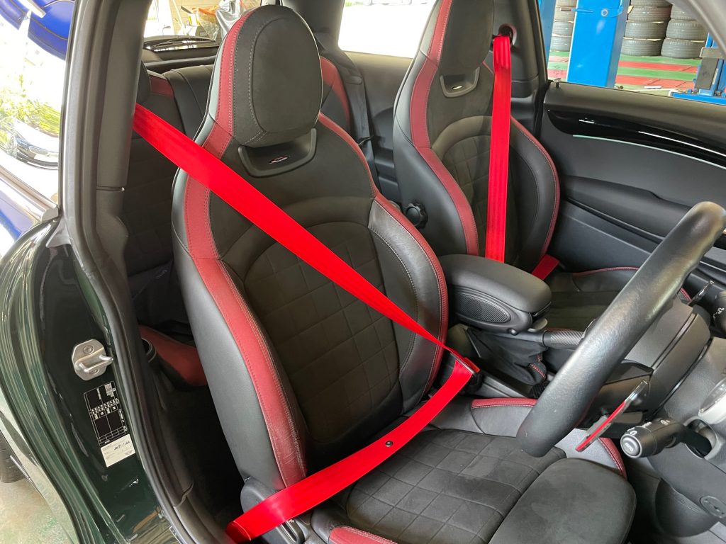 BMW MINI F56 JCWへ安心安全も備えたカラーシートベルト!
