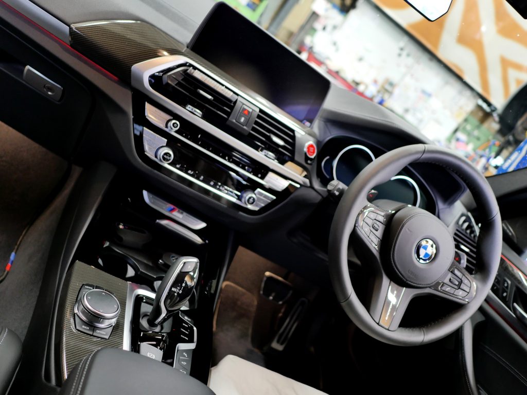 BMW G01X3のインテリアパネルをグロスカーボンラッピングで 