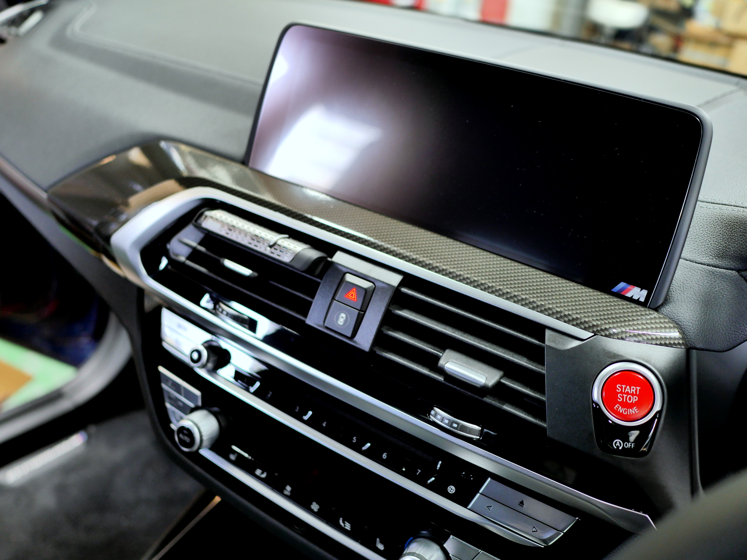 BMW G01X3のインテリアパネルをグロスカーボンラッピングで