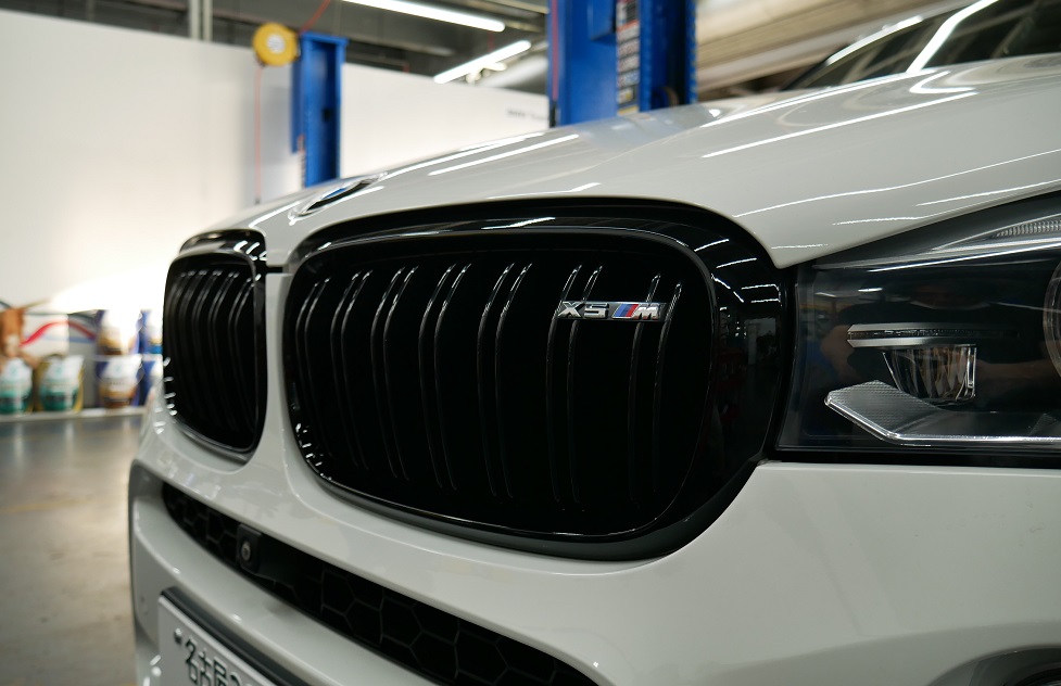 X5Mのバッヂもしっかりついて流石なBMW M Performance パーツです