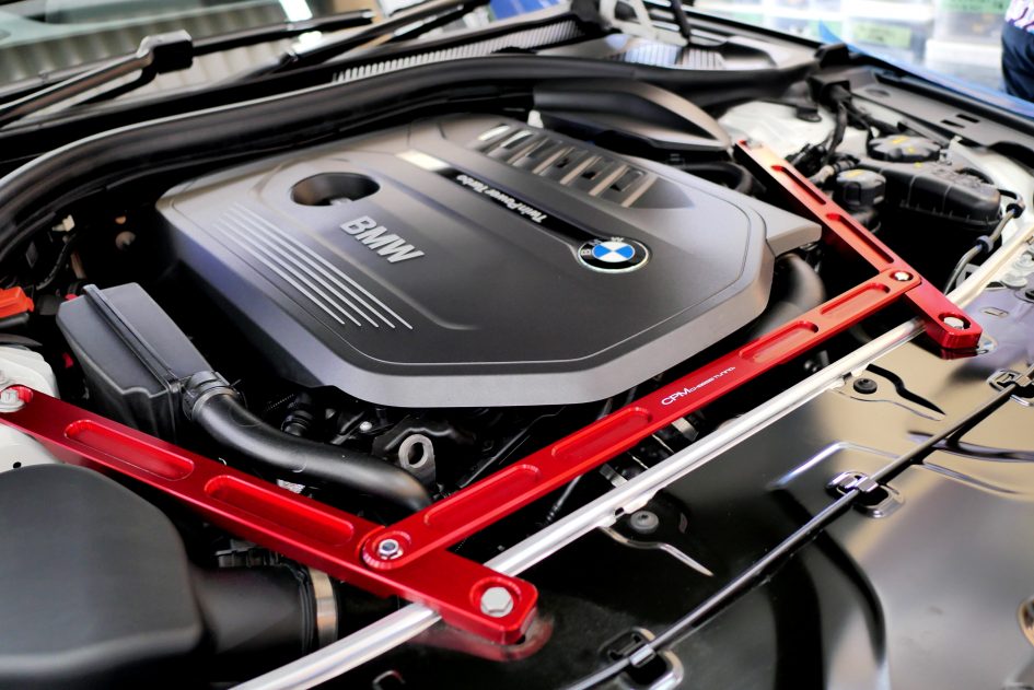 BMW G30 540iのエンジンルームを特注REDカラーのCPMが飾る♪ Studie[スタディ]