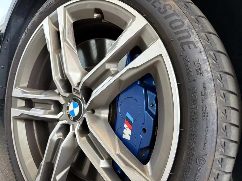 ゴールドのDIXCEL製ZタイプブレーキパッドでBMWの制動力を更に引き出す