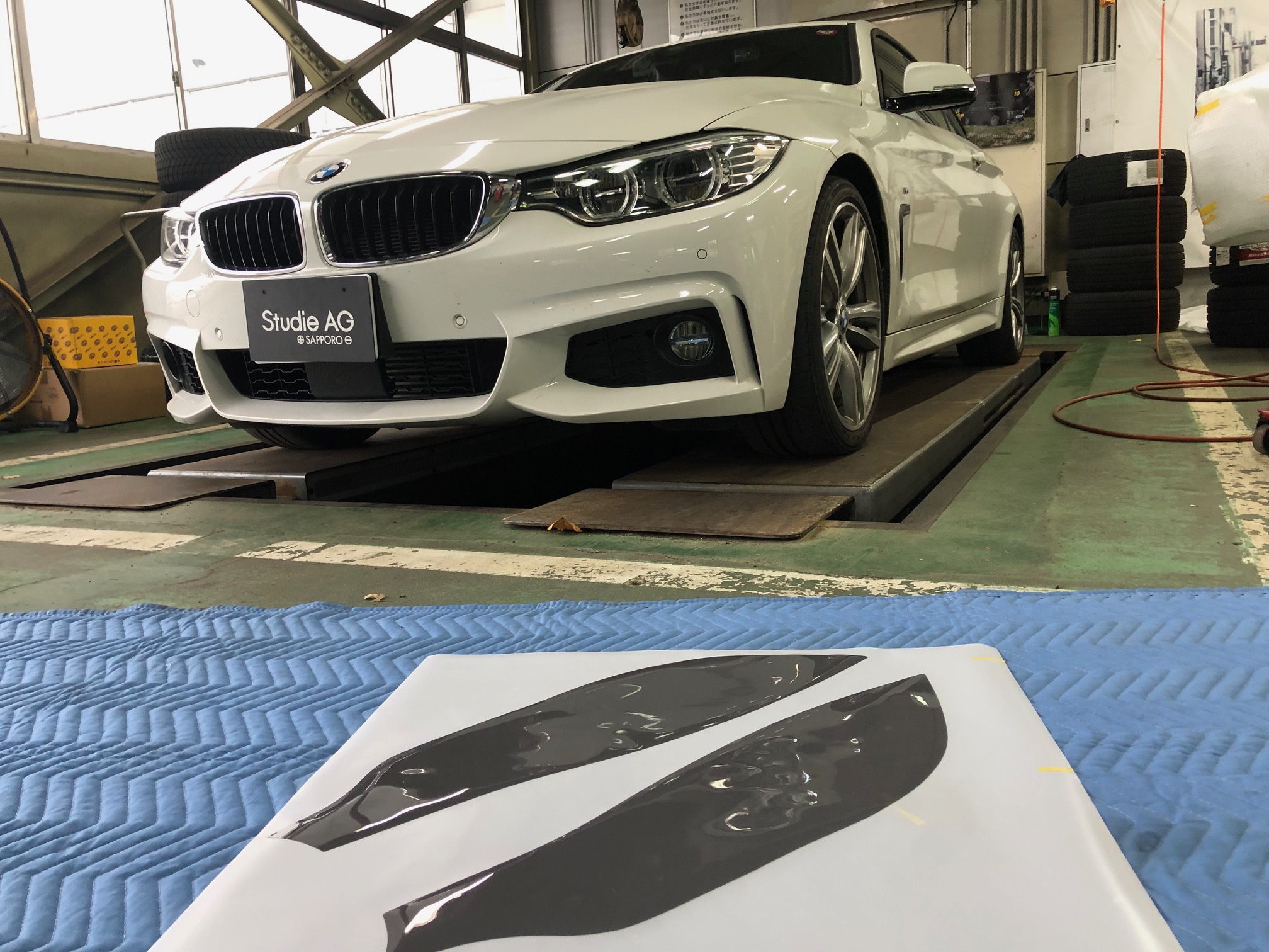 BMW F32 435iをシャキッとブラックグレーで顔面引き締めです