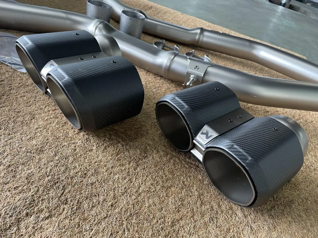  M4 AKRAPOVIC チタンマフラー M50周年なM4Xdriveに世界最高峰チタンマフラーAKRAPOVIC投入