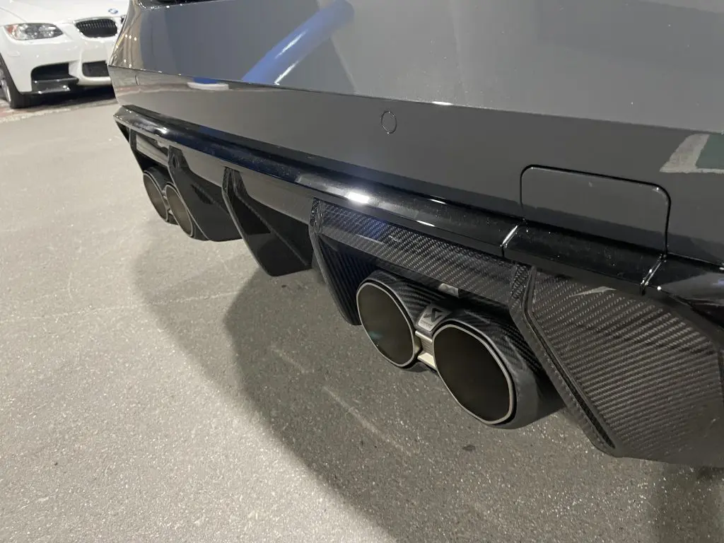 M50周年なM4Xdriveに世界最高峰チタンマフラーAKRAPOVIC投入