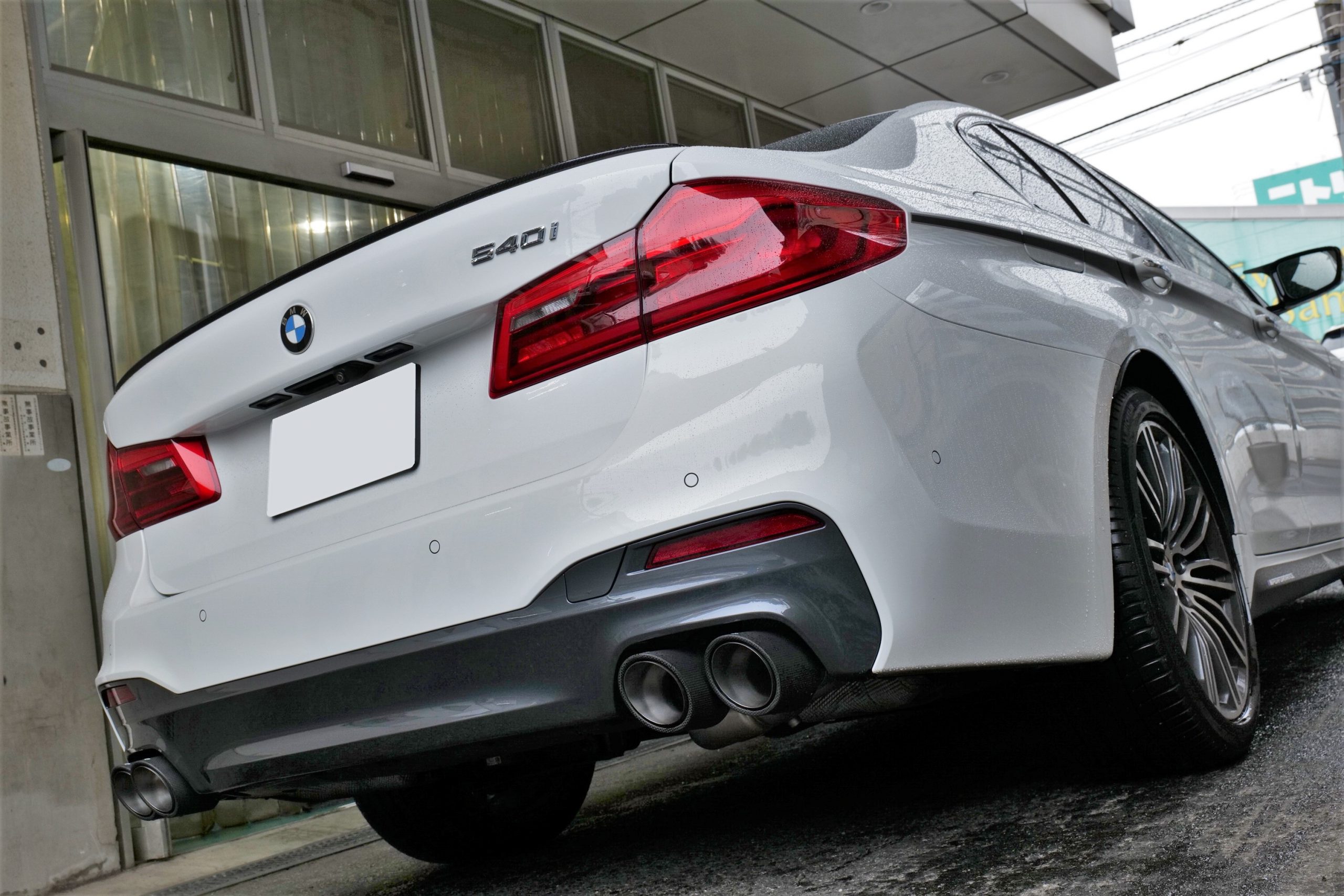 現代BMWの名機、B58エンジン搭載のG30 540iへREMUSカーボンテール