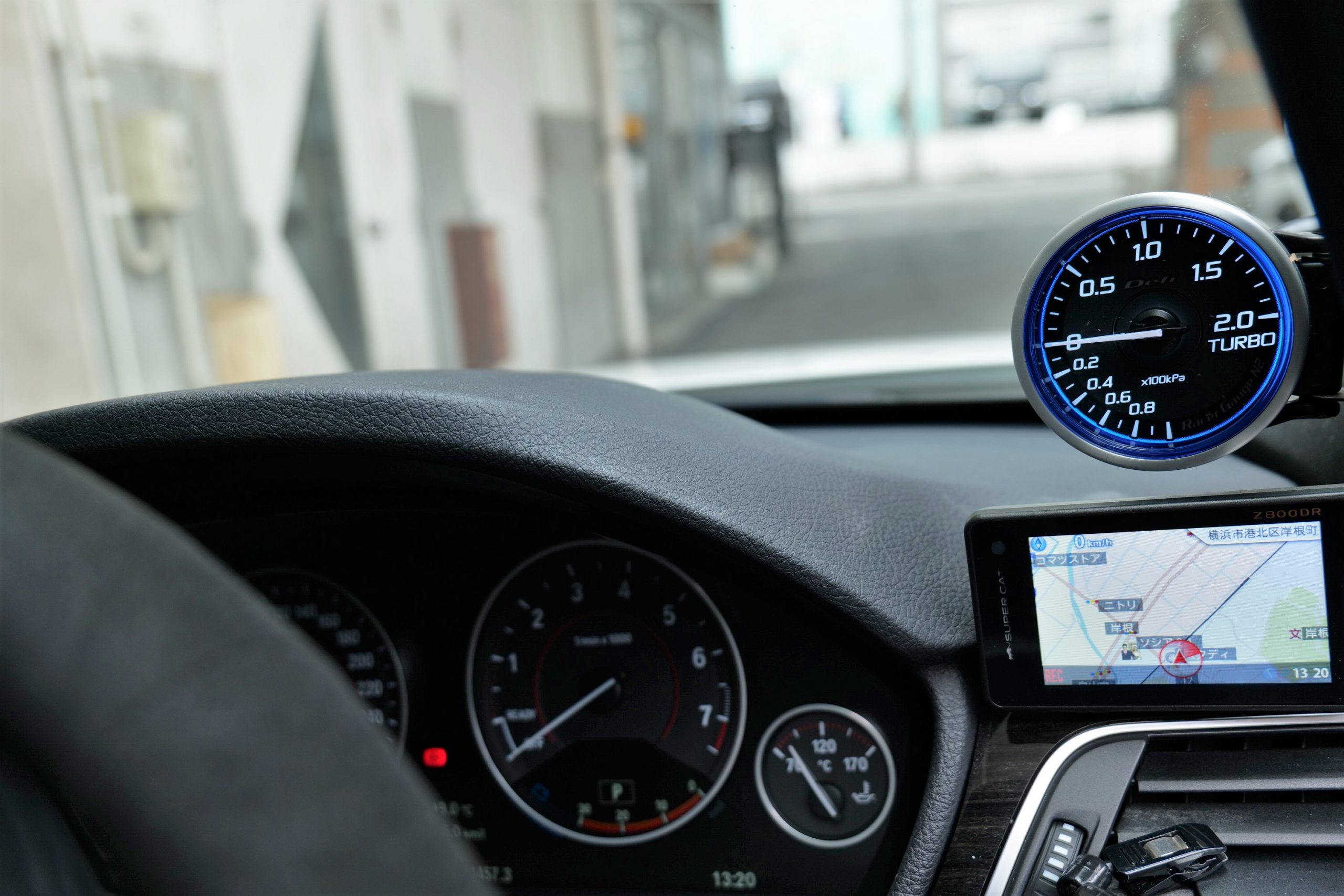 BMWターボエンジンを目で見て楽しむ！F31 340iへブーストメーターお 