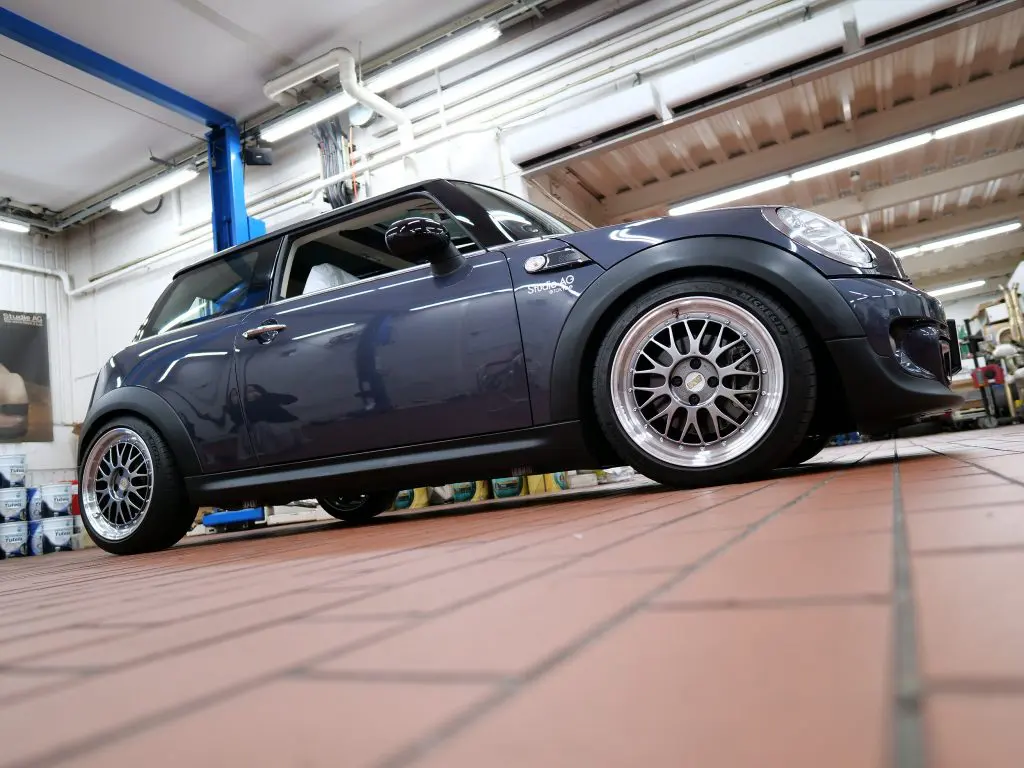 女性オーナーさんのBMW MINIに硬派なBBS製LMホイールをインストール 