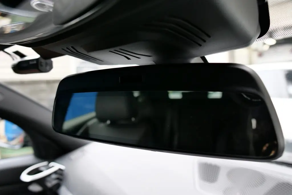 装着は3秒かからず！視認性が抜群のBMW専用Studie AGオリジナル