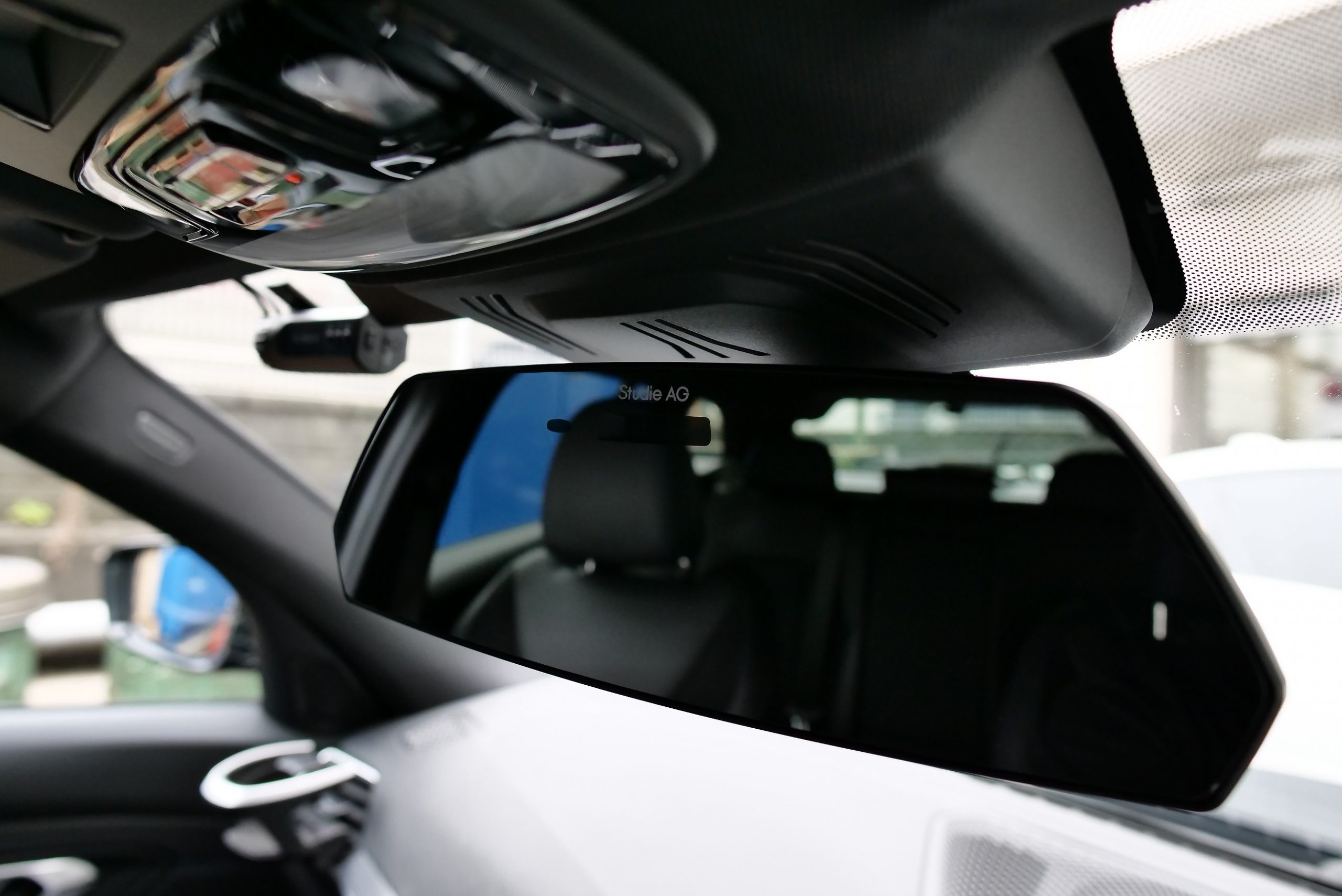 装着は3秒かからず！視認性が抜群のBMW専用Studie AGオリジナル