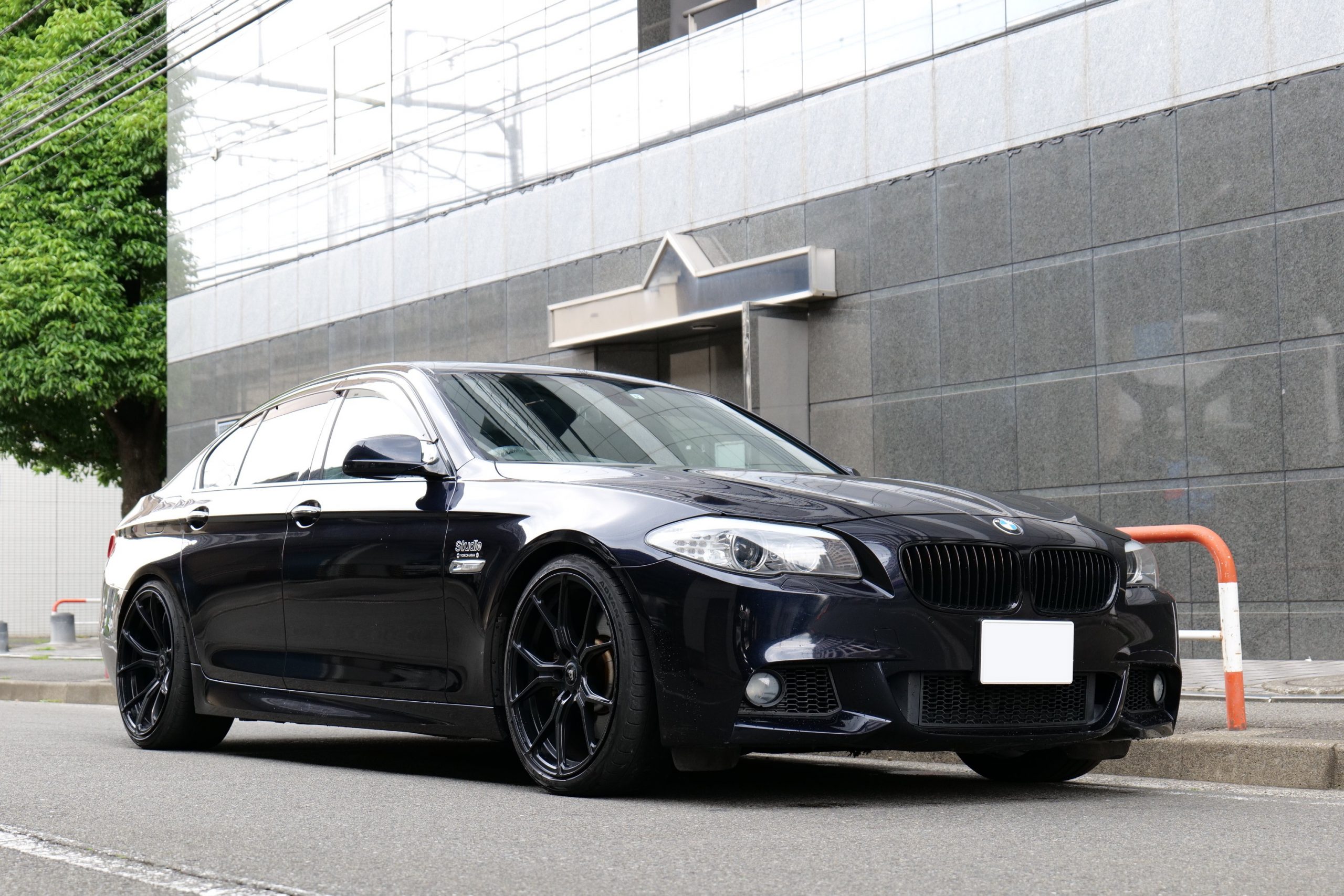 横浜店 Kさん】ダークテイストの落ち着き！パワフルなF10 535iの情熱と