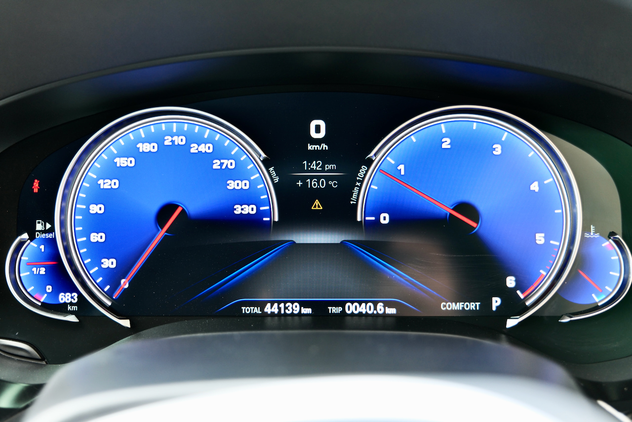 BMWのメーターパネルはチョー気軽にイメチェン可能っ＼(＾0 