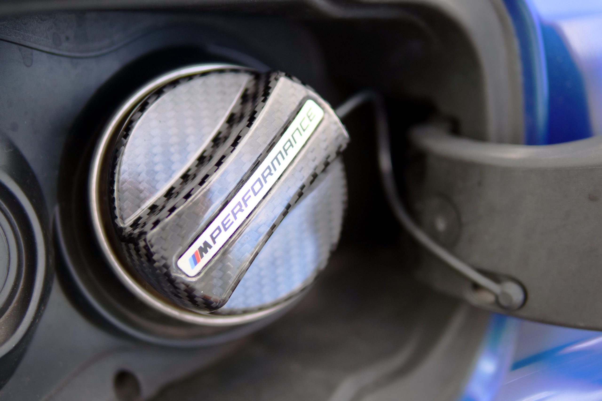 BMW純正なカーボン フューエルフィラーCAPカバーで隠れたオシャレは 