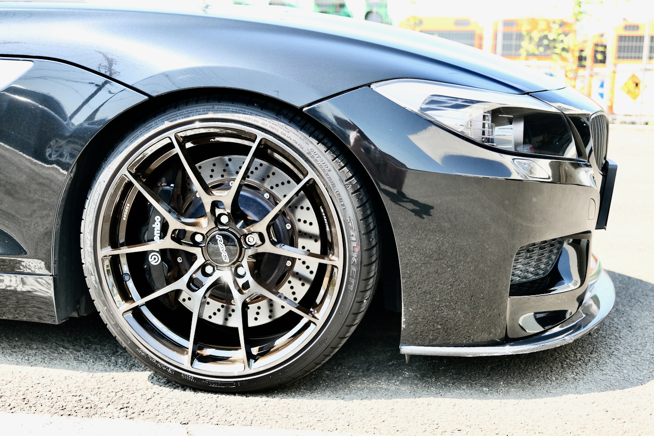大人も着やすいシンプルファッション BMWの足下に軽快感のスパイスはいかがでしょうかぁ〜〜＼(＾0 ワンピース カードゲーム