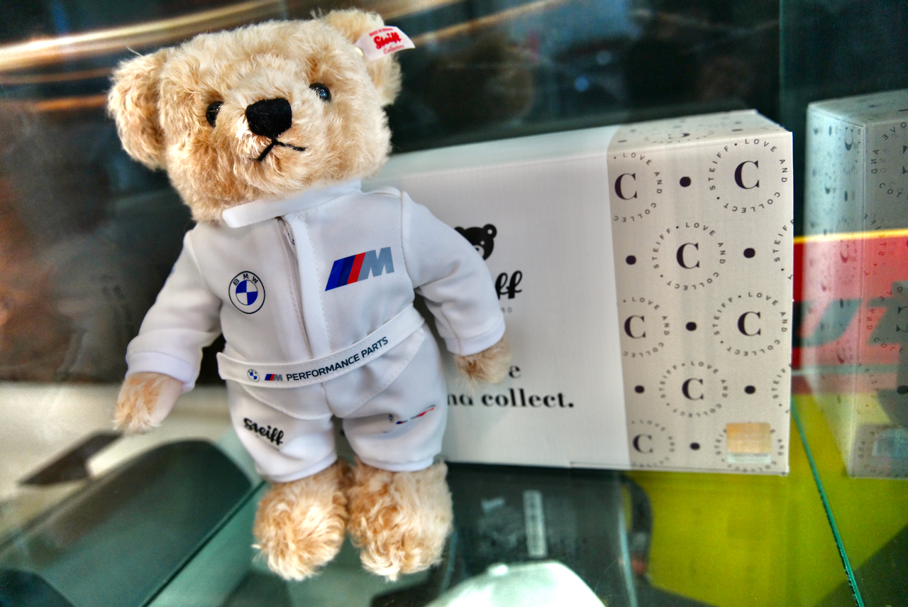 シュタイフ社製チームベアキーリング2020 | BMW M Team Studie