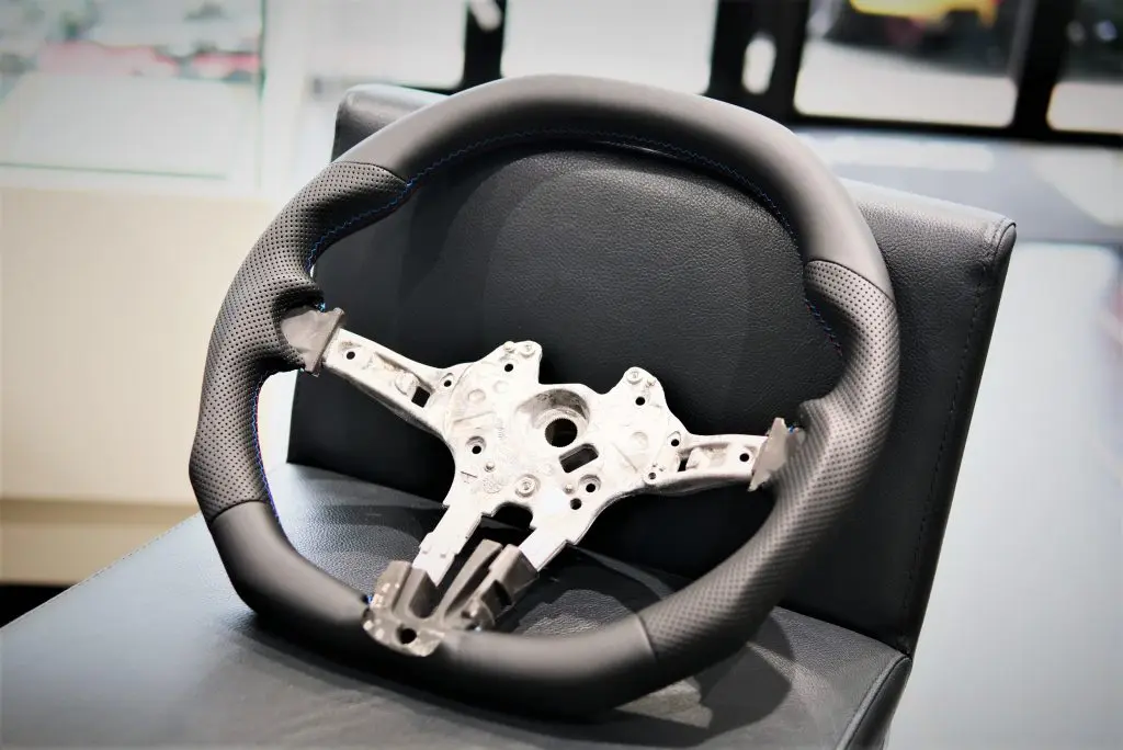 BMW用カスタムステアリングと言えばな「VERSPIELT/ファスピエルト」は