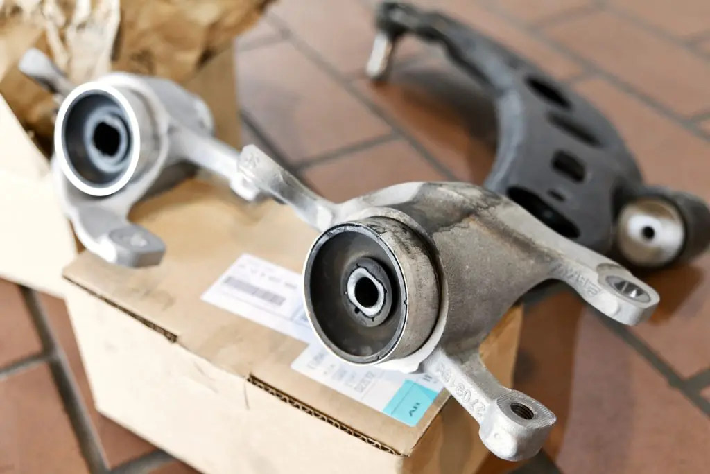 BMWにはOILが漏れるロワアームブッシュもありますー＼(＾0