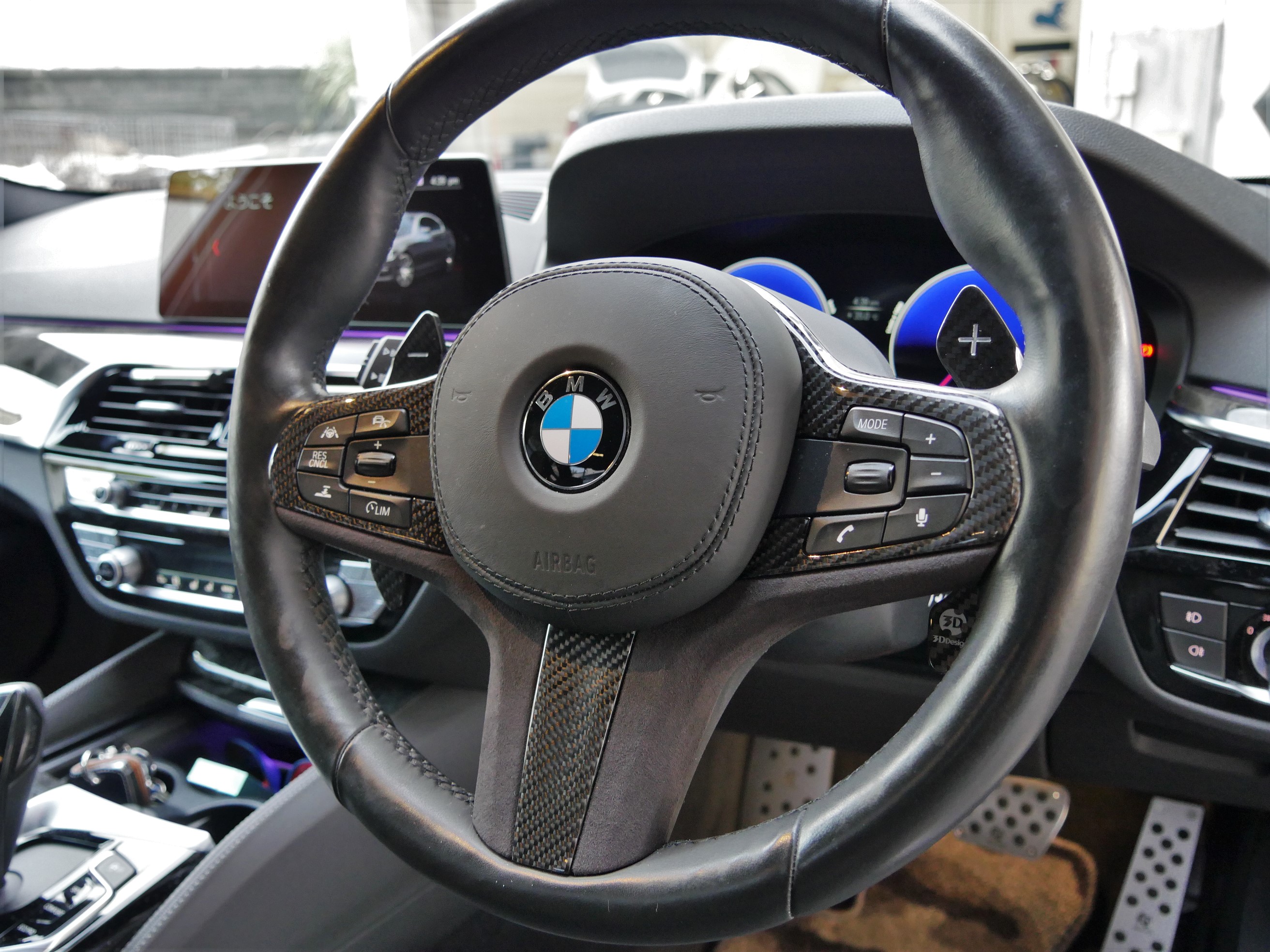 3Dデザイン&オートテクニックでBMW G30 5シリーズのステアリング
