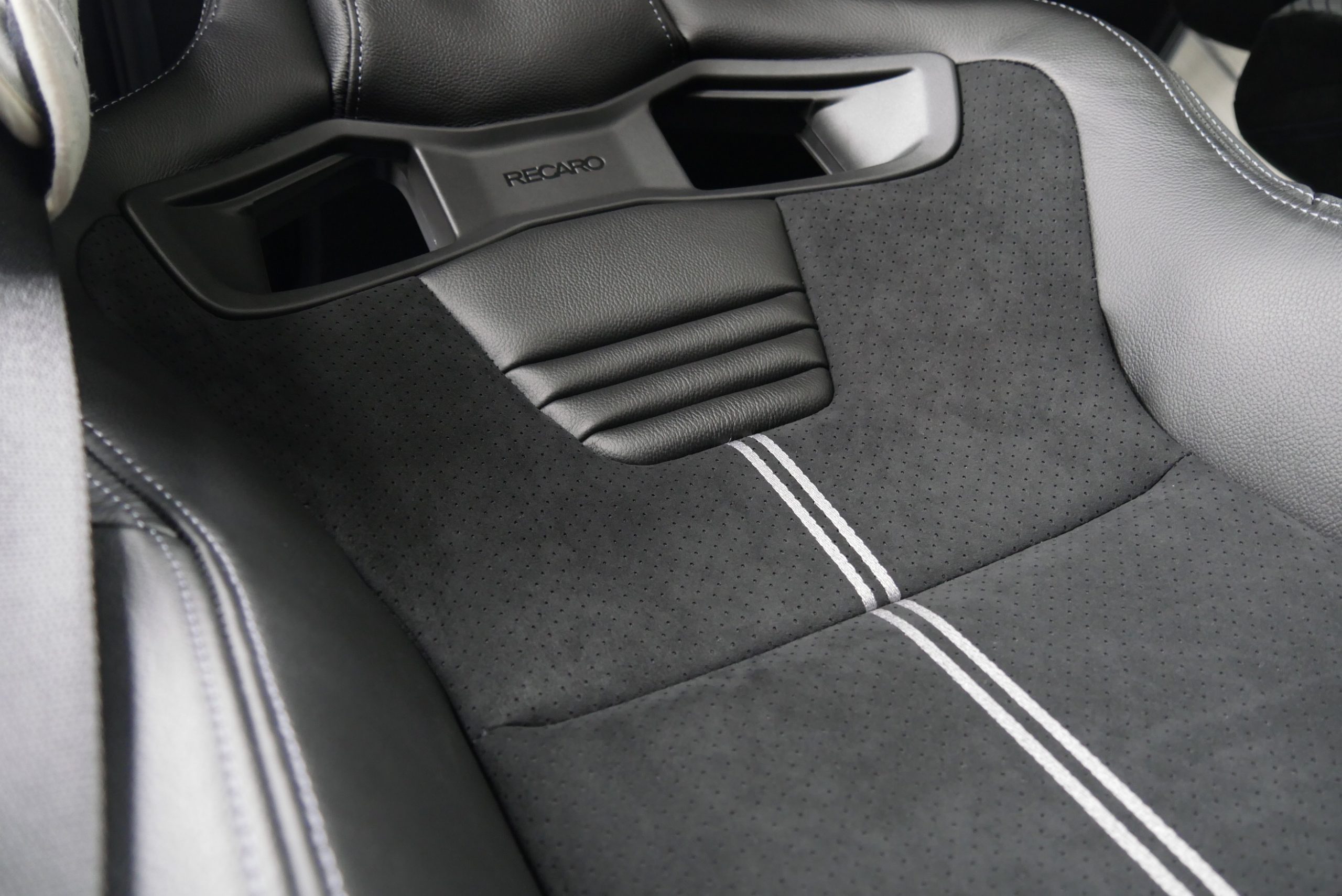 BMWらしい高級感も、スポーツ感もグレードアップできるRECAROシート