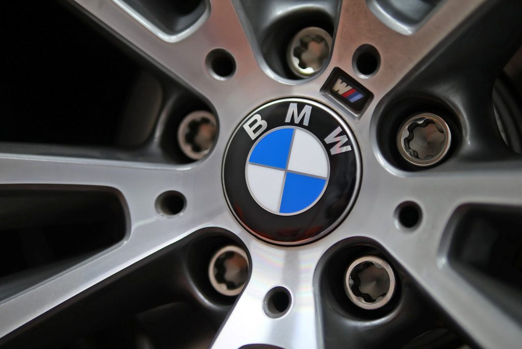 首下組み合わせ自在。拘り派のBMWオーナー様にSUPERB（シュパーブ）製
