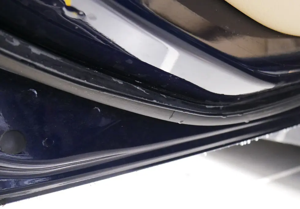 BMW F34/320iの劣化したドアウェザーストリップをリフレッシュで