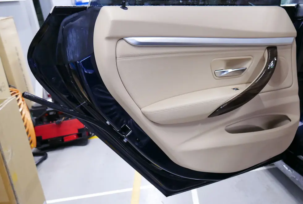 BMW F34/320iの劣化したドアウェザーストリップをリフレッシュで